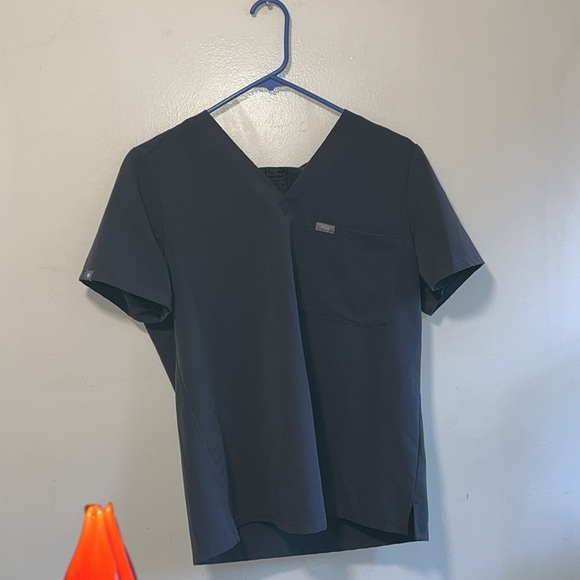 EXCELLENT CONDITION WOMEN’S FIGS CHARCOAL CATARINA ONE-POCKET SCRUB TOP MEDIUM - Picture 7 of 8